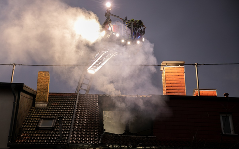 FW LK Neunkirchen: Rauchsäule weist Feuerwehr den Weg - Mehrparteienhaus nach Brand unbewohnbar - Foto: presseportal.de