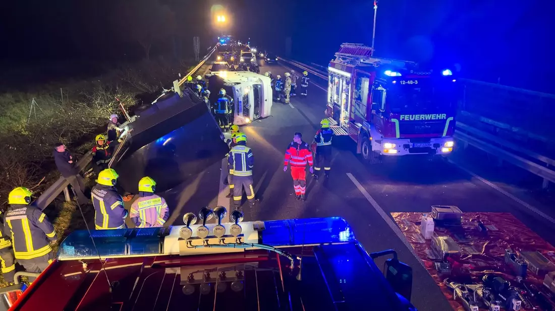 FW-OLL: Verkehrsunfall mit Pferdetransporter auf der A28 - Zwei Pferde erfolgreich gerettet - Bild: presseportal.de