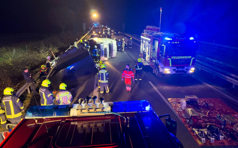 FW-OLL: Verkehrsunfall mit Pferdetransporter auf der A28 - Zwei Pferde erfolgreich gerettet - Foto: presseportal.de