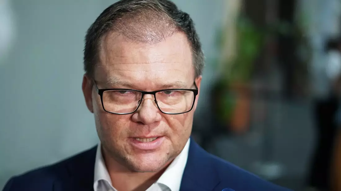 Umweltminister Carsten Schneider hatte mehrfach angekündigt, das Klimaschutzprogramm zum Jahresende präsentieren zu wollen. (Archivbild) - Bild: Larissa Schwedes/dpa