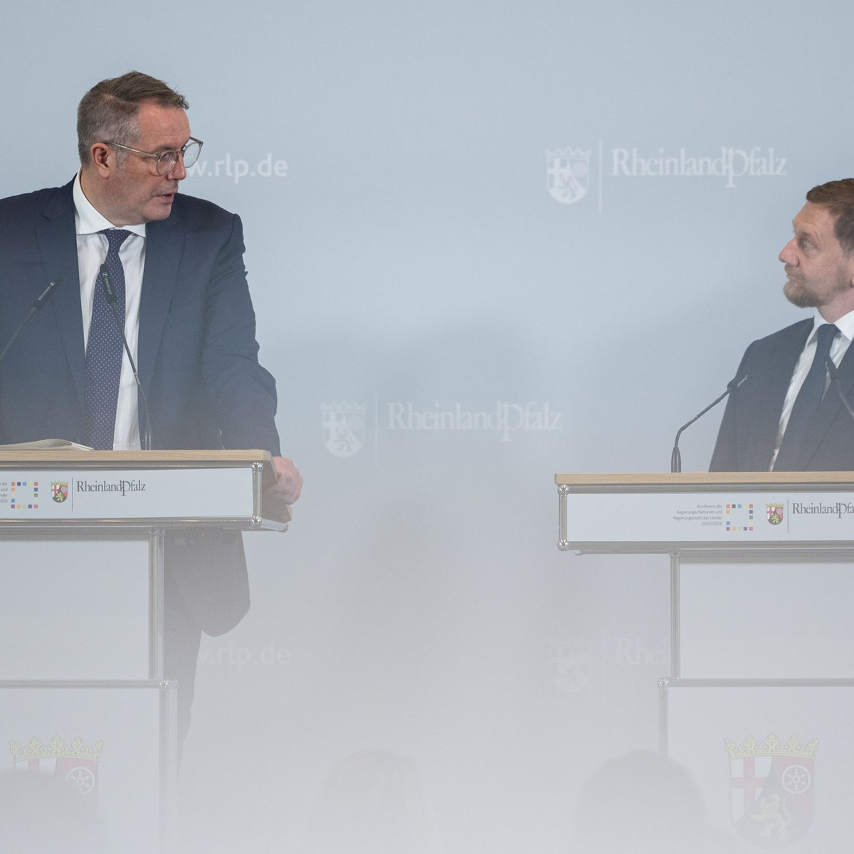 Die Ministerpräsidenten von Rheinland-Pfalz und Sachsen, Alexander Schweitzer (SPD) und Michael Kretschmer (CDU), werden die Ergebnisse der Beratungen vorstellen. (Archivbild) - Foto: Hannes P. Albert/dpa