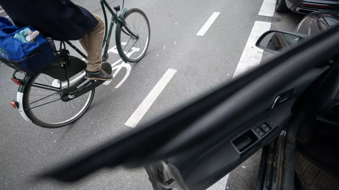Die Regierung plant verpflichtende Türwarnsysteme für Kfz-Hersteller. (Symbolbild) - Bild: Sebastian Gollnow/dpa