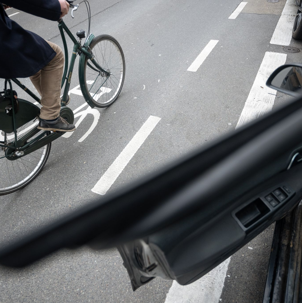 Die Gefahr durch Dooringunfälle wird in der Regel unterschätzt. (Archivfoto)  - Foto: Sebastian Gollnow/dpa
