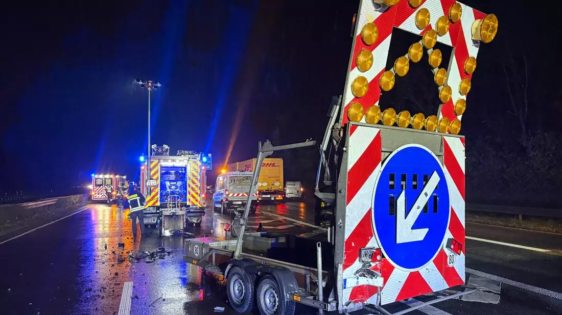 FW Moers: PKW kollidiert mit Absicherungsanhänger auf der A57 - Bild: presseportal.de