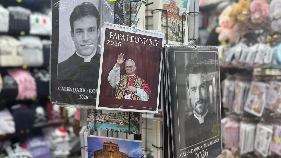 Rund um den Petersdom werden Kalender von Papst Leo XIV. sowie echten und falschen Priestern verkauft. - Bild: Christoph Sator/dpa
