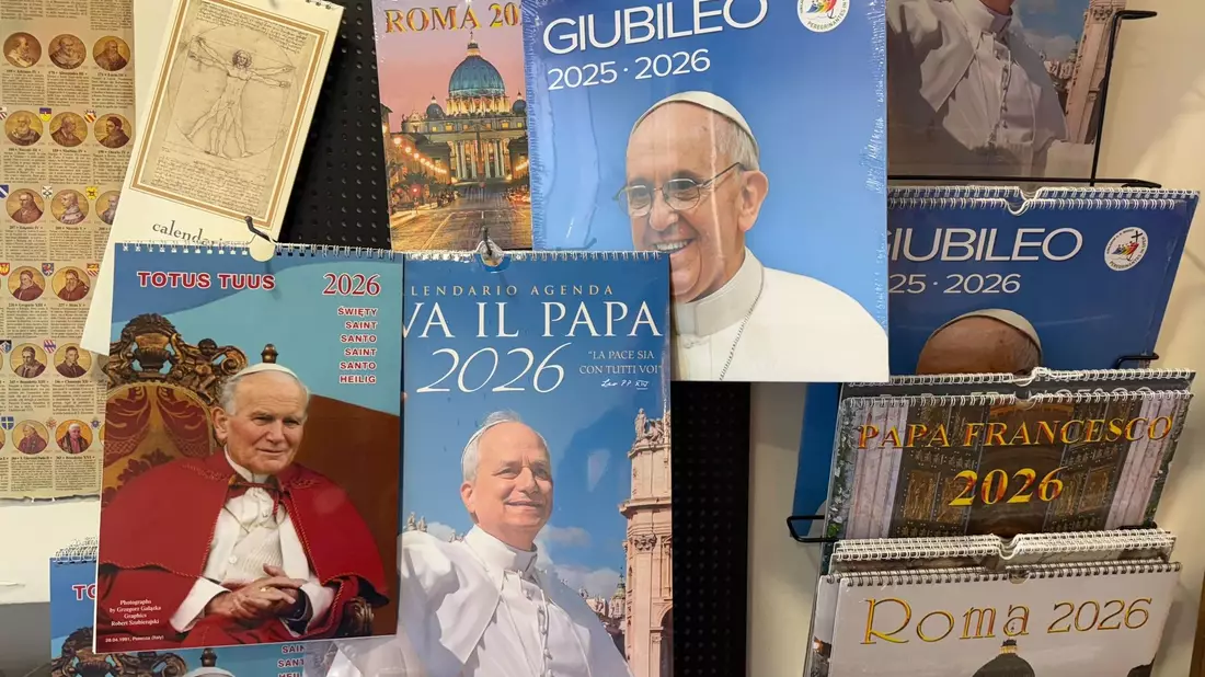 Selbst vom 2005 verstorbenen Papst Johannes Paul II. gibt es noch Kalender. - Bild: Christoph Sator/dpa