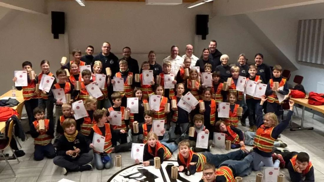FW Kempen: 43 Kinder der Kinderfeuerwehr Kempen bestehen Flämmchenprüfung - Bild: presseportal.de