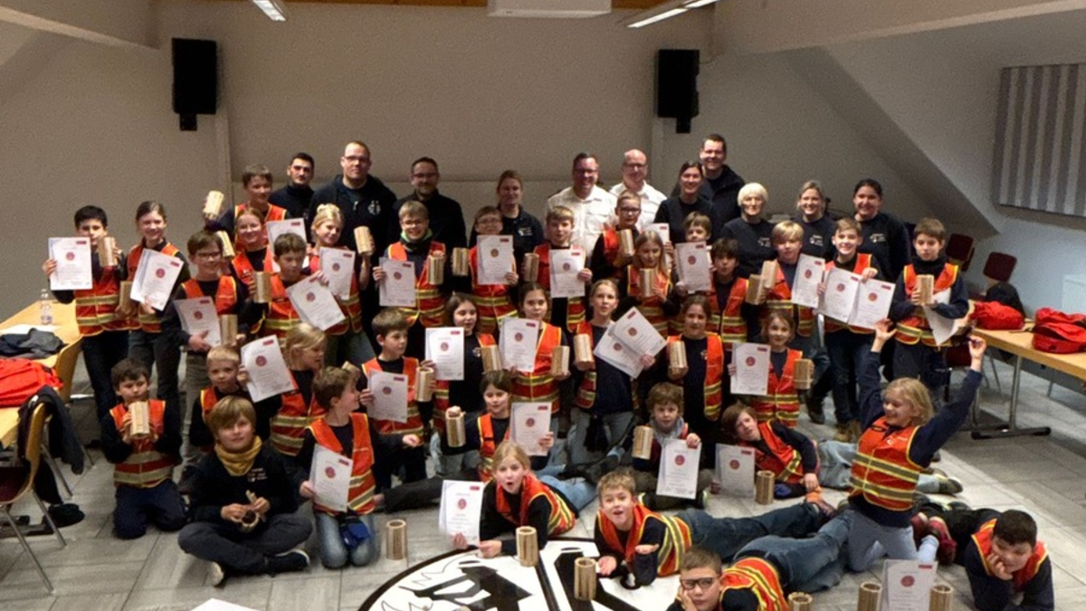 FW Kempen: 43 Kinder der Kinderfeuerwehr Kempen bestehen Flämmchenprüfung - Foto: presseportal.de