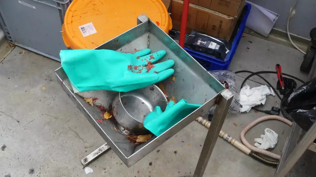 ZOLL-E: Staatsanwaltschaft Düsseldorf und Zollfahndung Essen durchsuchen mutmaßlich illegale Shisha-Tabak-Anlage - über 2,7 Tonnen Shisha-Tabak sichergestellt - Bild: presseportal.de