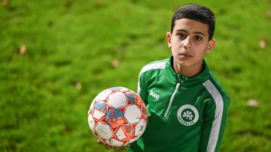 Der neunjährige Fußballer Wasen Al-Ali auf dem Sportplatz in Heisfelde. - Bild: Lars Penning/dpa