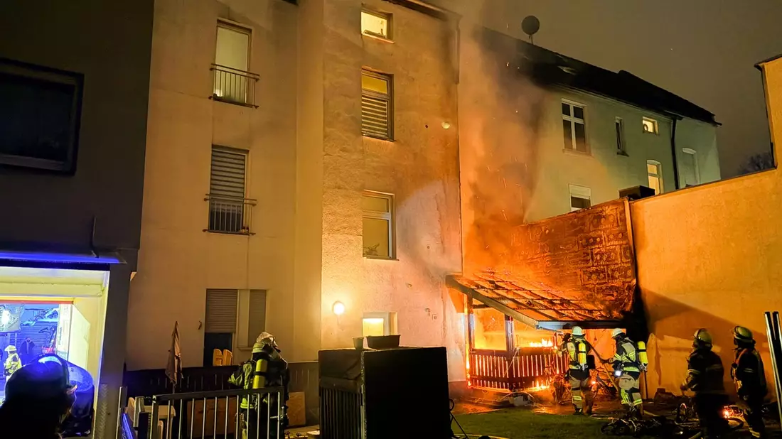 FW-E: Hausfassade fängt Feuer - Flammen breiten sich bis zum Dachgeschoss aus - Bild: presseportal.de