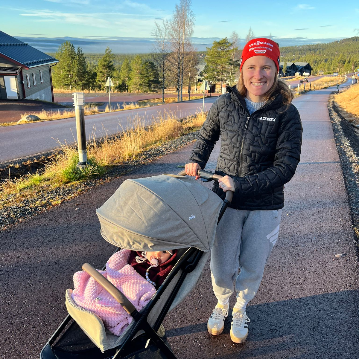Biathletin Janina Hettich-Walz mit ihrer Tochter Karlotta. - Foto: -/Janina Hettich-Walz/dpa