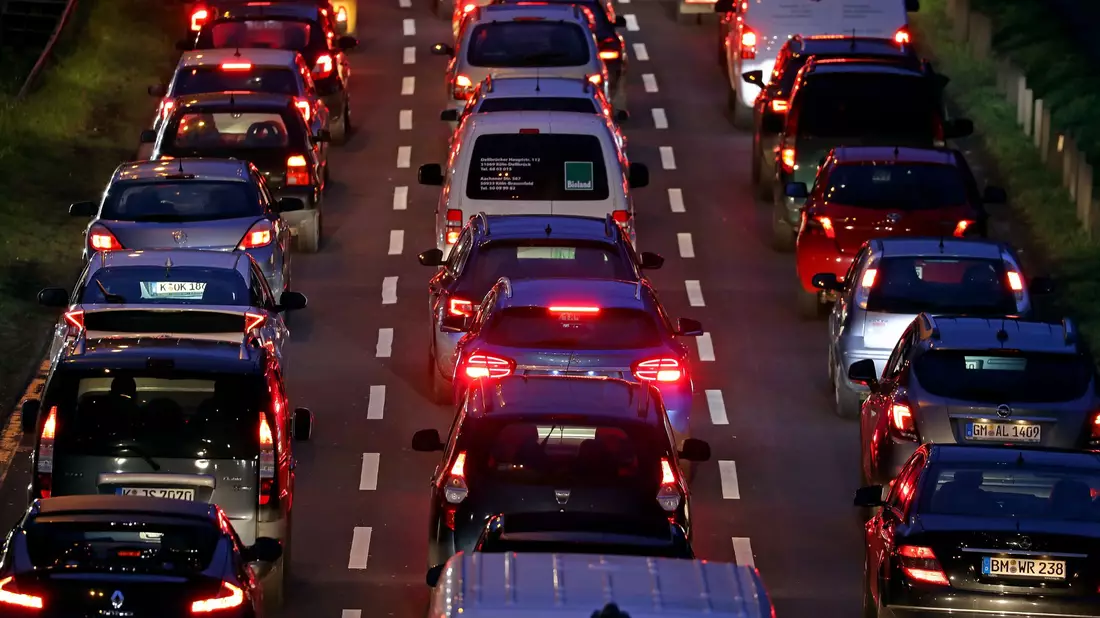 Pendler sollen stärker entlastet werden. (Archivbild) - Bild: Oliver Berg/dpa
