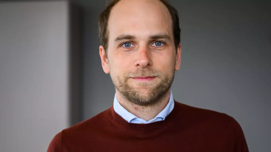 Raoul Roßmann nimmt den Konkurrenten dm im AfD-Streit in Schutz.  - Bild: Julian Stratenschulte/dpa