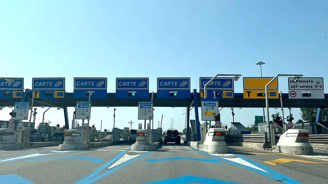 In Italien soll es bei Verspätungen wegen Autobahn-Baustellen jetzt Geld zurückgeben. (Archivfoto) - Bild: Christoph Sator/dpa