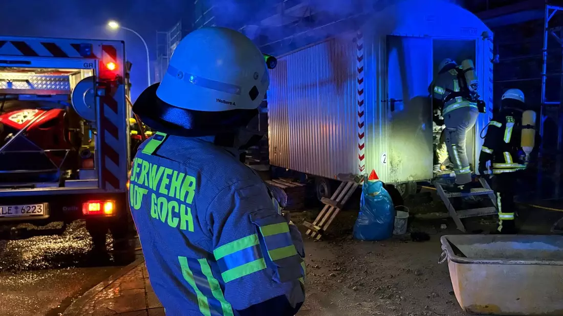 Feuerwehr Goch: Akku löst Feuer in Bauwagen aus - Bild: presseportal.de