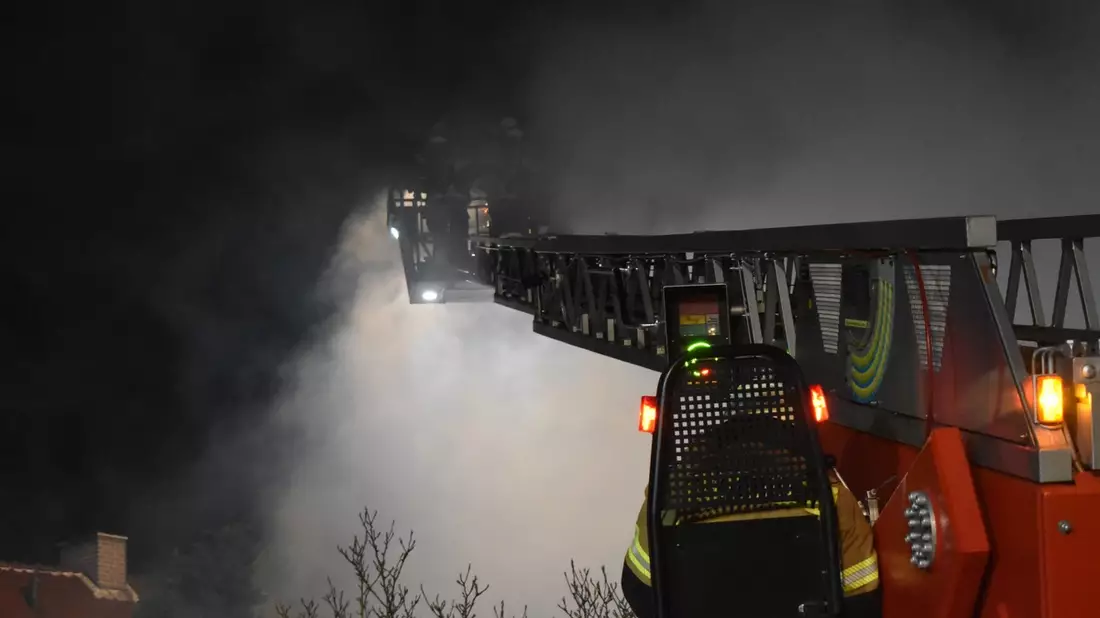 FW-SE: Feuer zerstört Carport - Bild: presseportal.de