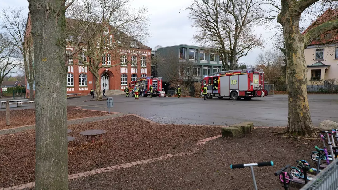 FW-DO: Unklare Rauchentwicklung in der Aplerbecker-Mark-Grundschule - Feuerwehr löscht Kleinbrand - Bild: presseportal.de