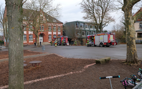 FW-DO: Unklare Rauchentwicklung in der Aplerbecker-Mark-Grundschule - Feuerwehr löscht Kleinbrand - Foto: presseportal.de