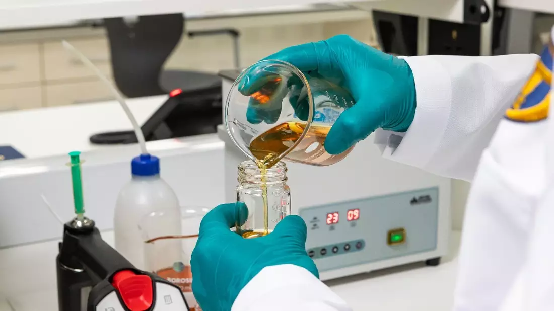 Produktionstechnologie für Motoröle - Bild: ahn