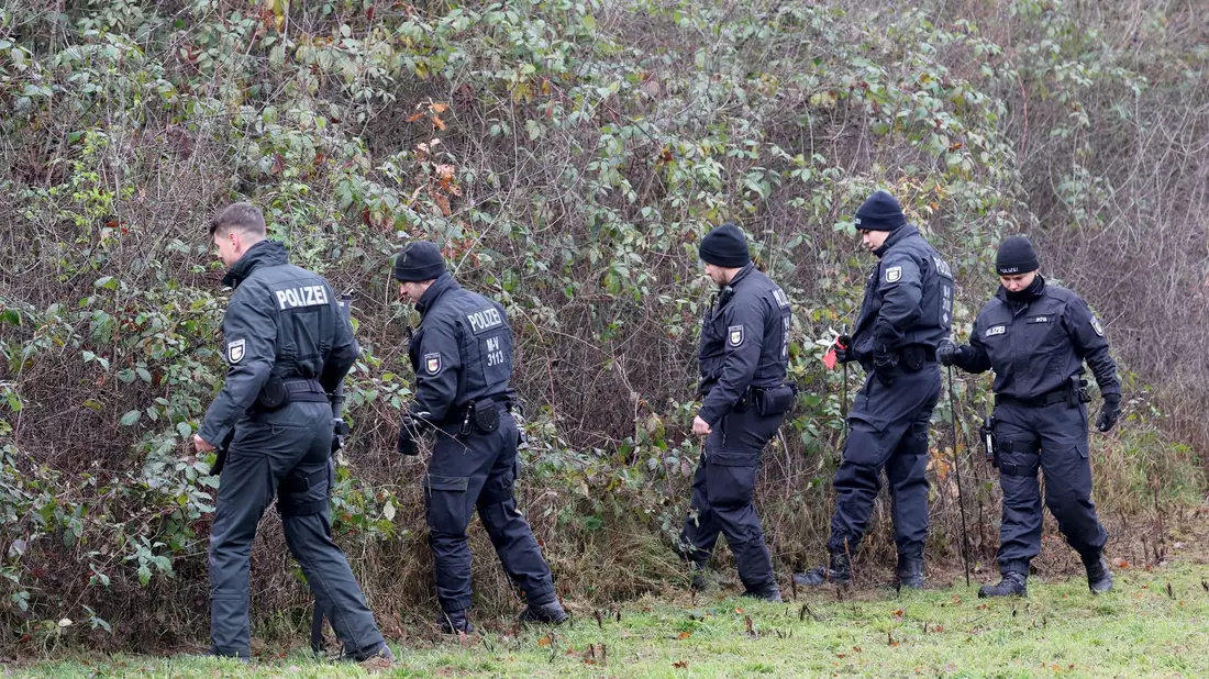 Nach Auskunft von Staatsanwaltschaft und Polizeipräsidium Rostock waren rund 20 Beamte im Einsatz. - Bild: Bernd Wüstneck/dpa