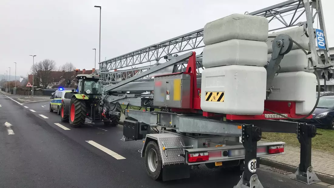 Mittelhessen: WETTERAUKREIS: Traktorkontrolle des Verkehrsdienstes + Einbrüche in zwei Wohnhäuser + Alarmanlage verscheucht Einbrecher + Spielautomaten geknackt + Reifen zerstochen + Auffahrunfall mit 4 Fahrzeugen - Bild: presseportal.de