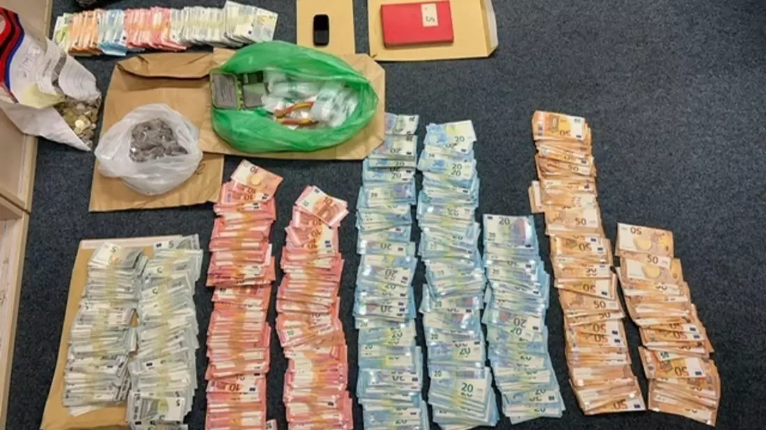 POL-K: 251204-3-K Haftbefehle gegen mutmaßliche Dealer vollstreckt - Heroin und circa 40.000 Euro sichergestellt - Bild: presseportal.de