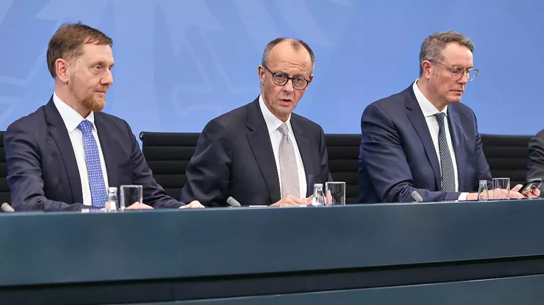 Kretschmer, Merz, Schweitzer am 04.12.2025 - Bild: über dts Nachrichtenagentur