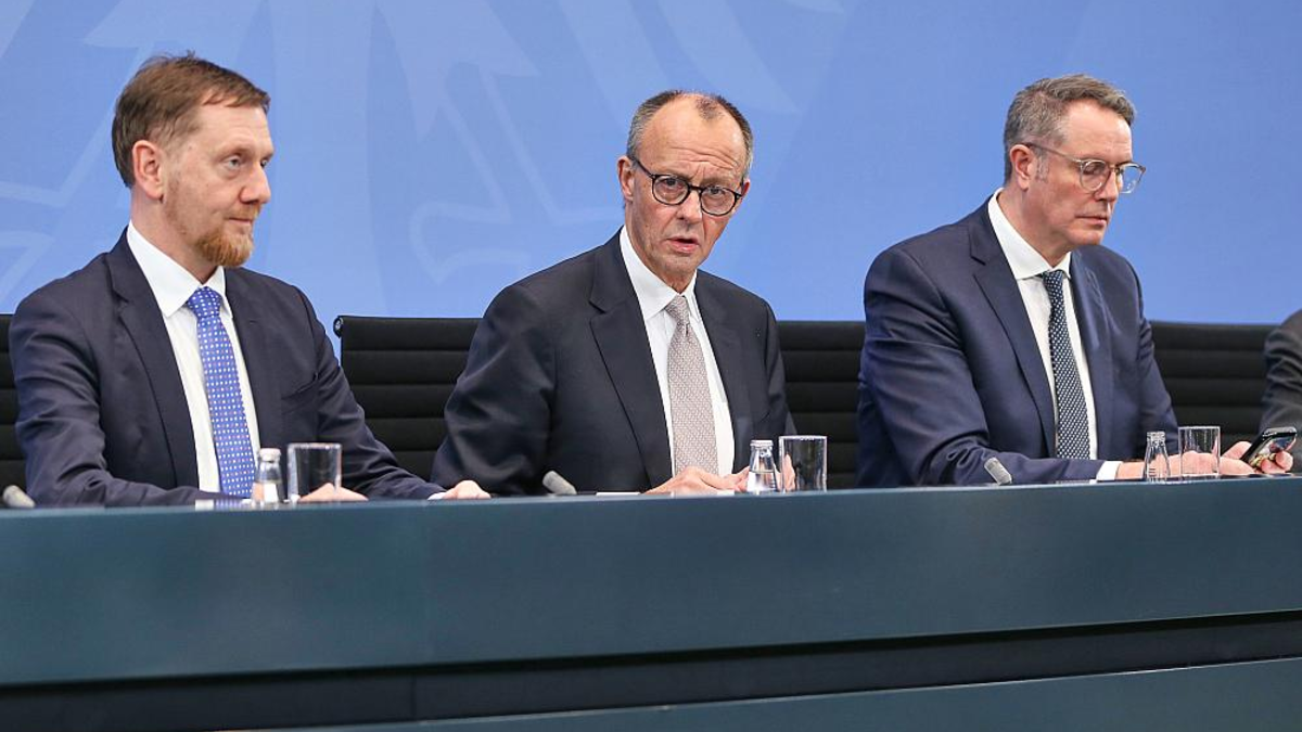 Kretschmer, Merz, Schweitzer am 04.12.2025 - Foto: über dts Nachrichtenagentur