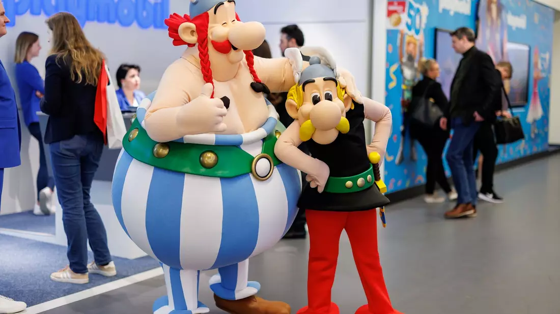 Der große Gallier Obelix ist neben seinem besten Freund Asterix eine der Hauptfiguren des Kult-Comics, den René Goscinny und Albert Uderzo 1959 gemeinsam geschaffen hatten. (Archivbild) - Bild: Daniel Karmann/dpa