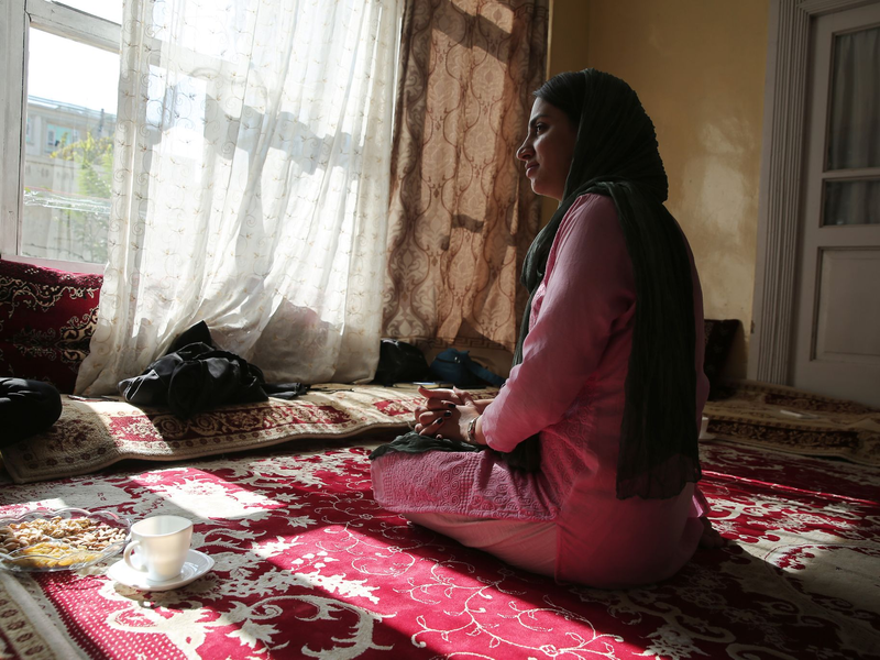 Die Britin Zoe Stephens führt Touristinnen durch Afghanistan. - Foto: Sami Jan/dpa