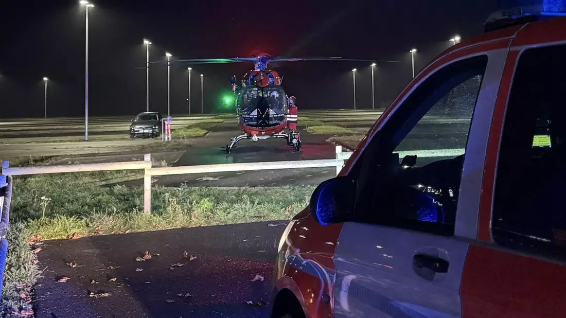 FW Alpen: Ausleuchten für den Rettungshubschrauber - Bild: presseportal.de