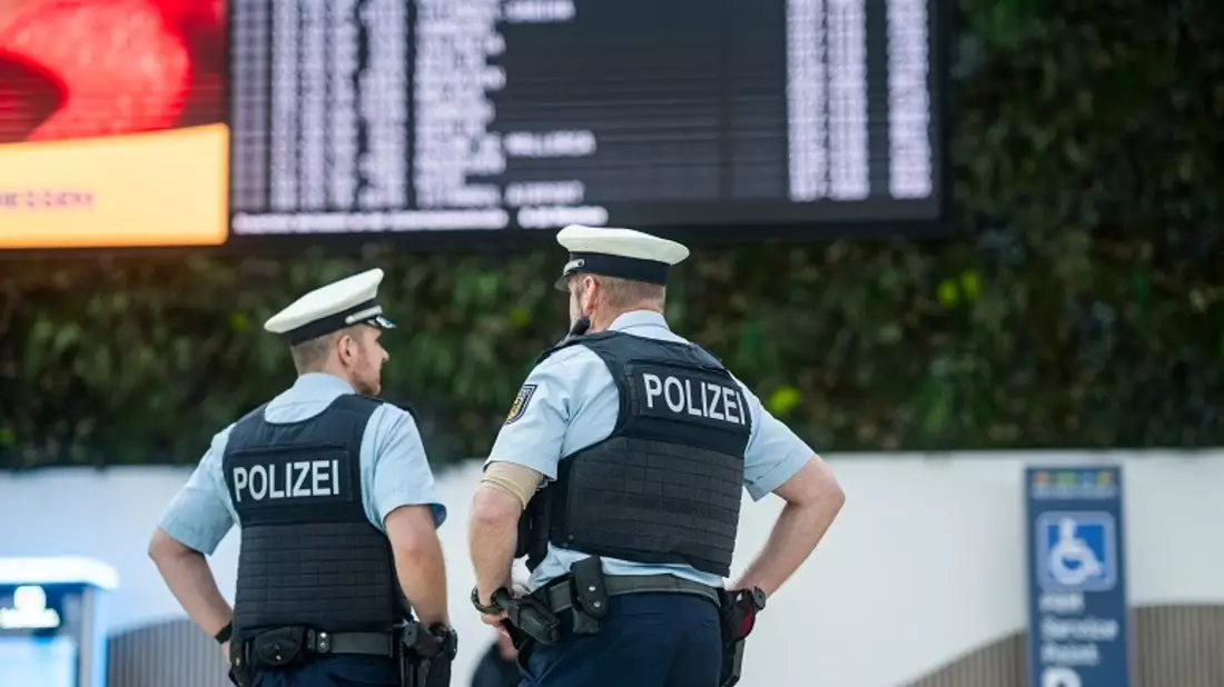 BPOL NRW: Bundespolizei am Flughafen Köln/Bonn: Routinemäßige Luftsicherheitskontrolle führt zur Strafanzeige wegen unerlaubter Einreise und Aufenthalt. - Bild: presseportal.de