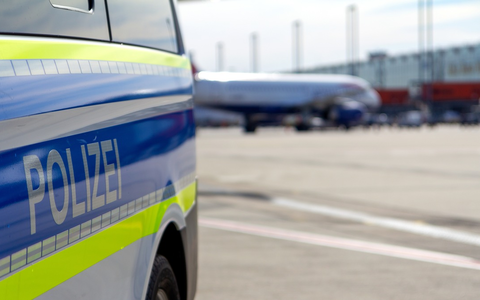 BPOL NRW: Fast 10.000 Euro Bargeld: Bundespolizei stoppt Mann mit gefälschtem Aufenthaltstitel am Flughafen Köln/Bonn - Foto: presseportal.de