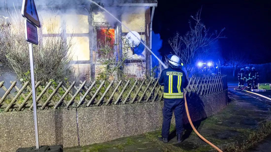 FW Porta Westfalica: 04.12.2025 - Wohnungsbrand in Eisbergen / 1 Person verstorben - Bild: presseportal.de