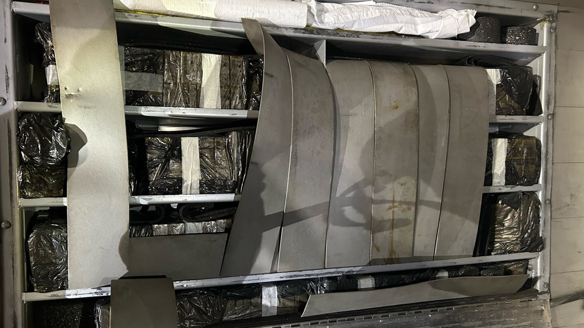 HZA-EF: Zwei Treffer in einer Stunde / Zoll stellt 9.200 Zigaretten und 19.000 EUR Bargeld in Reitzenhain sicher - Foto: presseportal.de