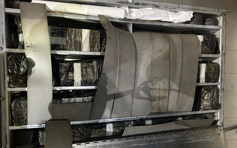 HZA-EF: Zwei Treffer in einer Stunde / Zoll stellt 9.200 Zigaretten und 19.000 EUR Bargeld in Reitzenhain sicher - Foto: presseportal.de