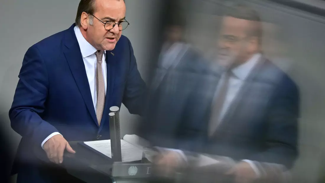 Verteidigungsminister Pistorius warb vor der Abstimmung im Bundestag für das neue Wehrdienstgesetz. - Bild: Sebastian Christoph Gollnow/dpa