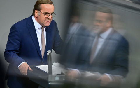 Verteidigungsminister Pistorius warb vor der Abstimmung im Bundestag für das neue Wehrdienstgesetz. - Foto: Sebastian Christoph Gollnow/dpa