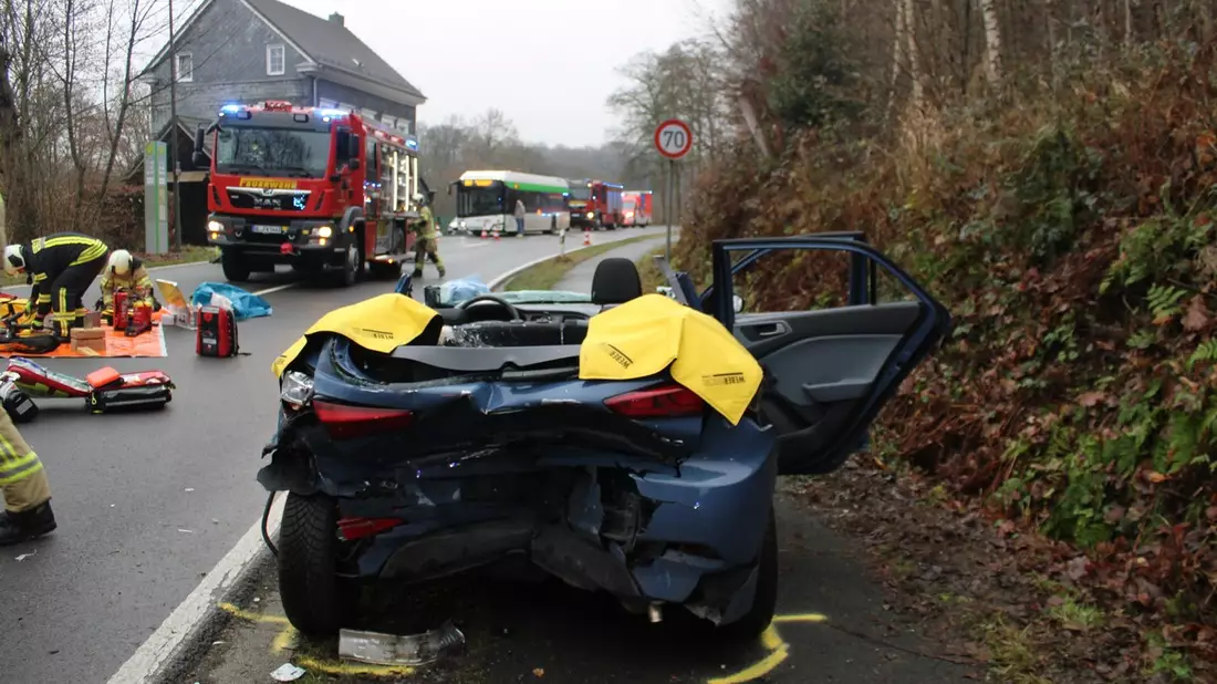 POL-RBK: Wermelskirchen - Verkehrsunfall fordert drei verletzte Personen - Bild: presseportal.de