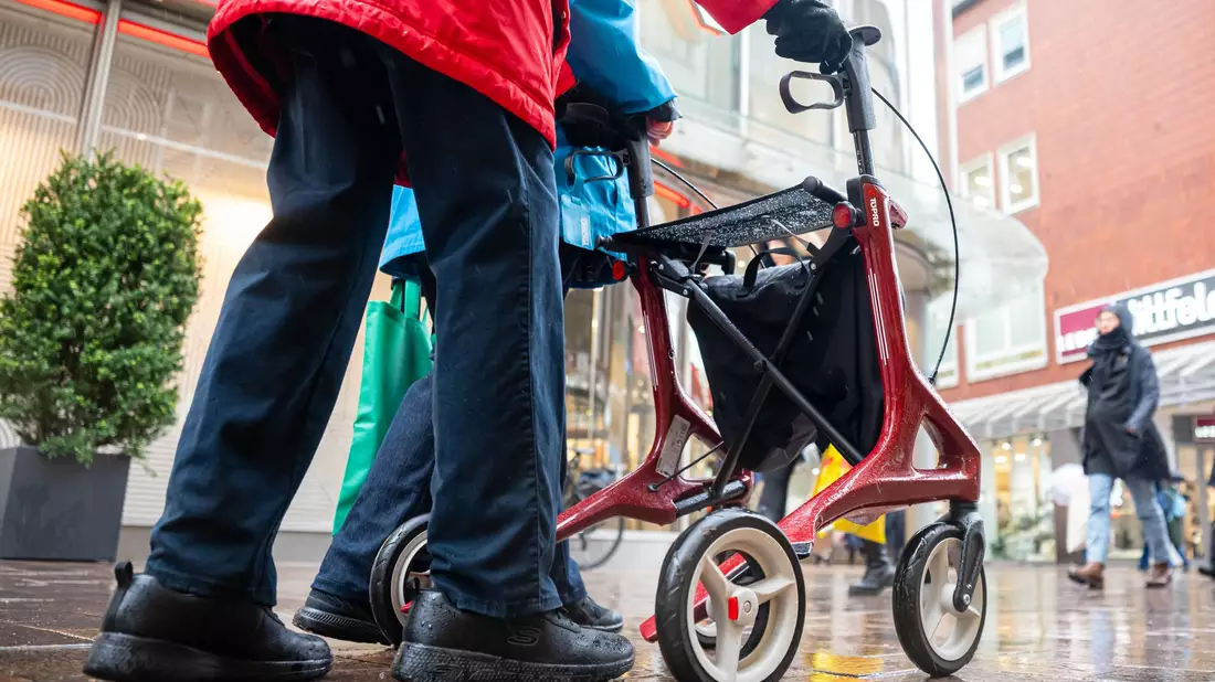 Was bleibt im Alter im Portemonnaie? Eine Rentenkommission und bereits vorher angestoßene Reformen sollen für auskömmliche Bezüge und ein bezahlbares System sorgen. (Symbolfoto) - Bild: Sina Schuldt/dpa