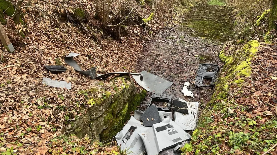 POL-UL: (GP) Böhmenkirch - Fahrzeugteile entsorgt / Die vergangenen Tage wurden Fahrzeugteile in die Natur geworfen. - Bild: presseportal.de