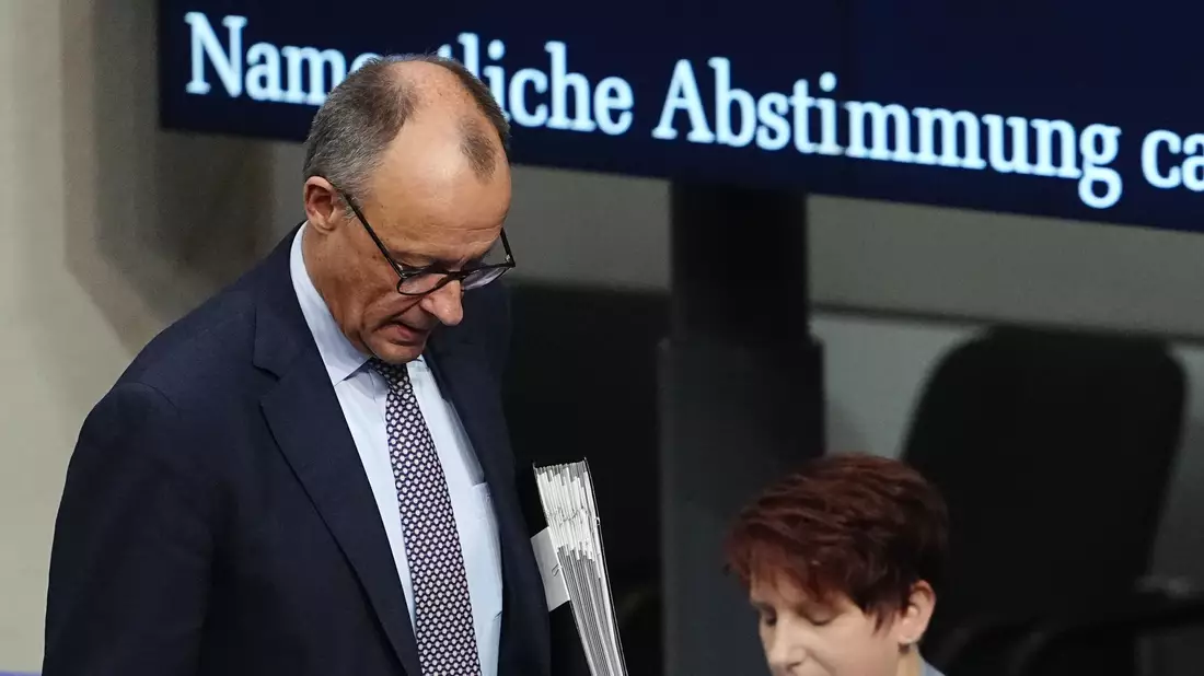 Merz hat eine knappe eigene «Kanzlermehrheit» erreicht. - Bild: Kay Nietfeld/dpa
