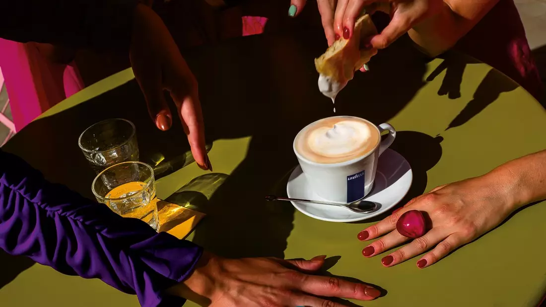 Genuss macht uns lebendig- Lavazza präsentiert den neuen Kalender 2026 von Alex Webb / Die Essenz der Italianità feiert Premiere auf der Art Basel Miami Beach - Bild: presseportal.de