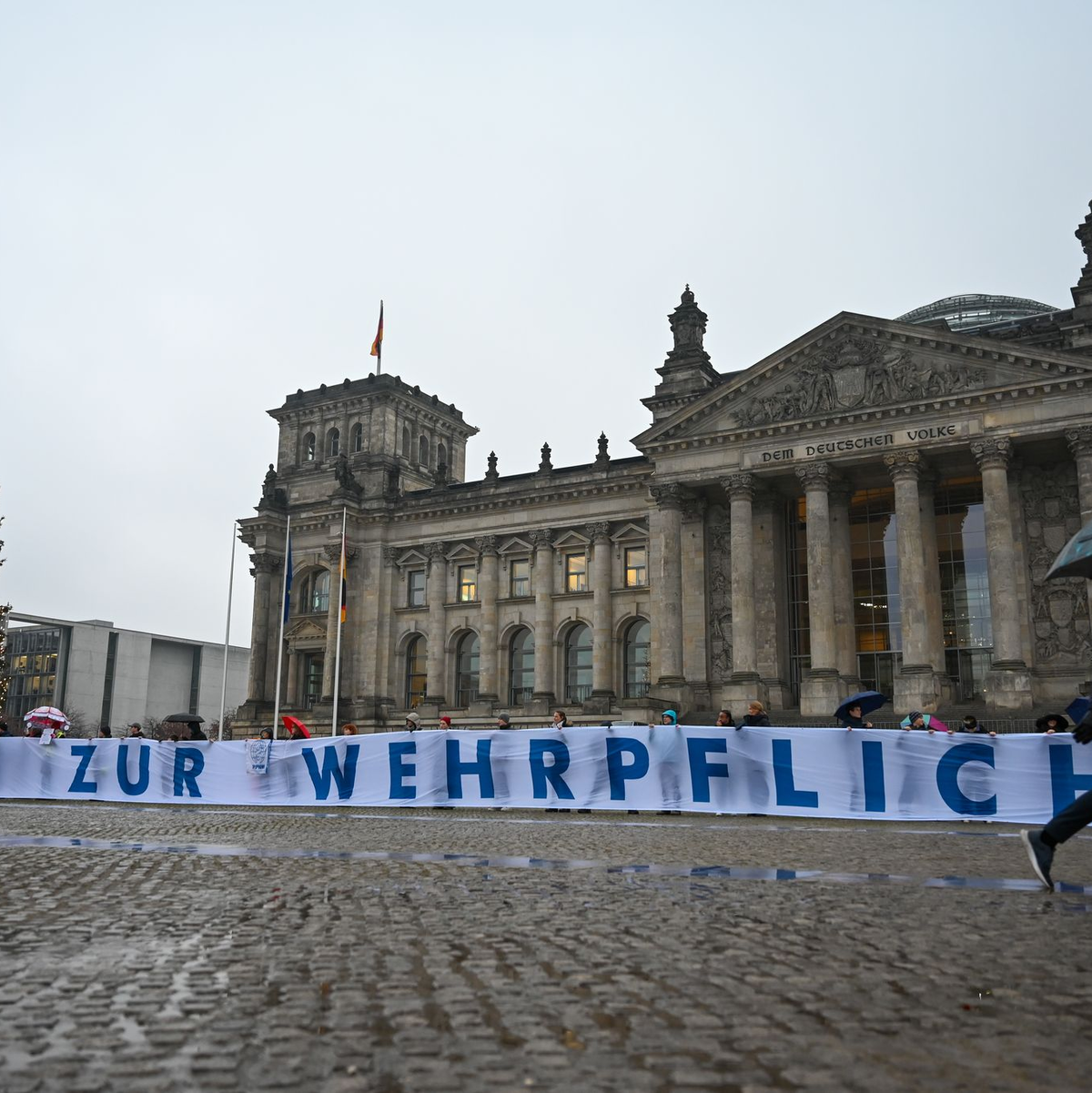 Bundestag billigt Wehrdienstgesetz, junge Menschen protestieren dagegen - Foto: Christophe Gateau/dpa
