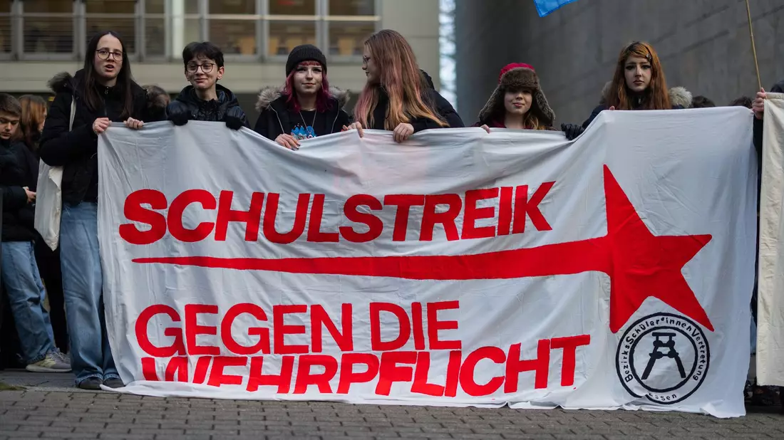Bundestag billigt Wehrdienstgesetz, junge Menschen protestieren dagegen - Bild: Rolf Vennenbernd/dpa
