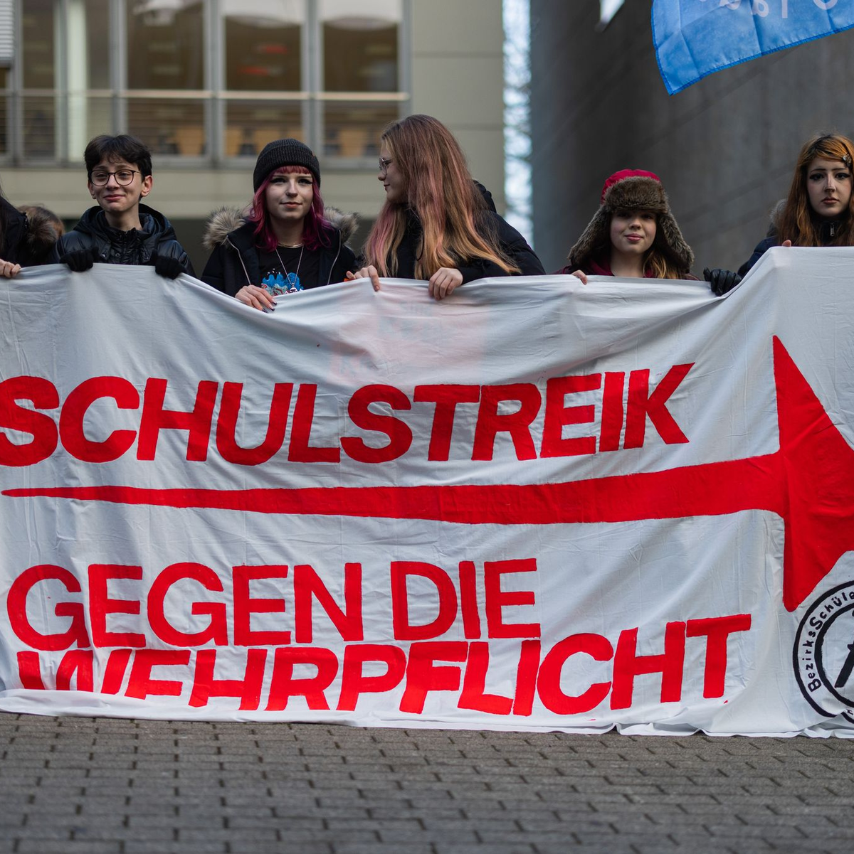 Bundestag billigt Wehrdienstgesetz, junge Menschen protestieren dagegen - Foto: Rolf Vennenbernd/dpa