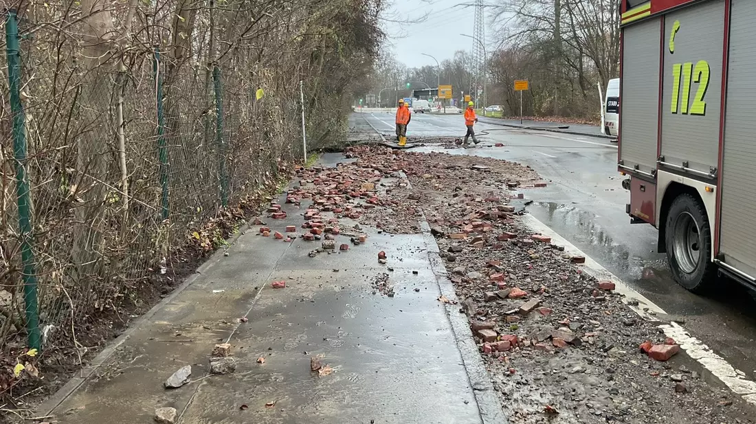 FW-DO: Wasserrohrbruch an der Rüschebrinkstraße - PKW bleibt im Wasser stecken - Bild: presseportal.de