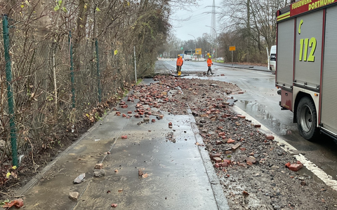 FW-DO: Wasserrohrbruch an der Rüschebrinkstraße - PKW bleibt im Wasser stecken - Foto: presseportal.de