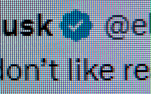 Die weißen Haken auf blauem Untergrund sind auf X nur noch mit Abo zu bekommen. (Archivbild)  - Foto: Stefan Jaitner/dpa